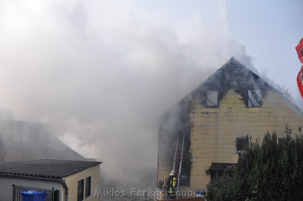 Haus komplett ausgebrannt Leverkusen P82.JPG